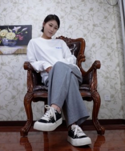 Beautiful and sexy Xiaoxixi shows her sexy big 39EU foot